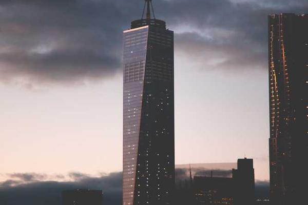 与此类内容不仅可能触碰法律法规红线相关的创意图片